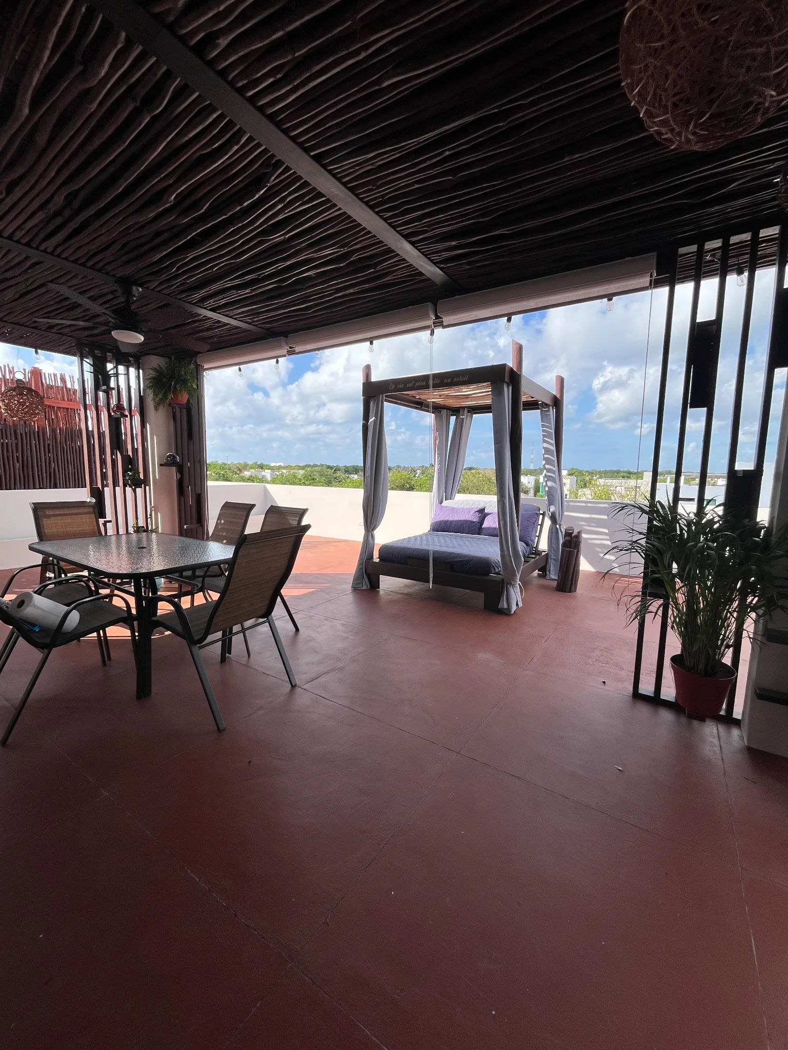 Terraza rooftop privada con sala exterior y vista despejada