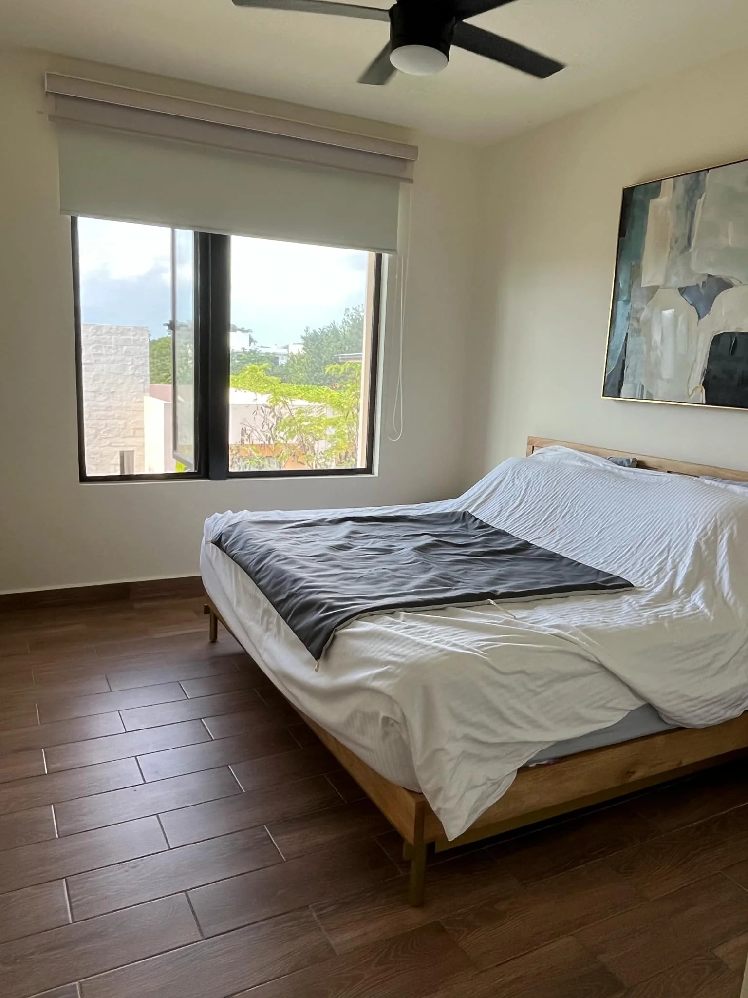 Recámara principal con piso efecto madera y amplia ventana