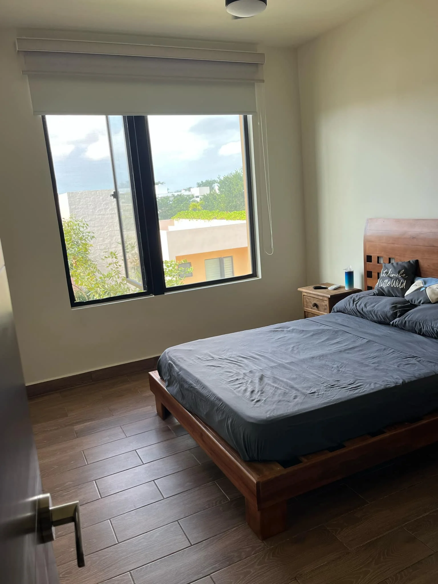 Segunda recámara luminosa con almacenamiento y ventilador de techo