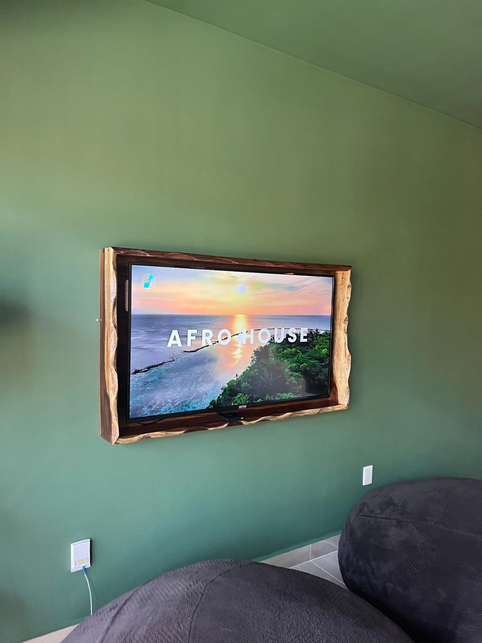 Televisión integrada en un mueble decorativo de madera hecho a medida