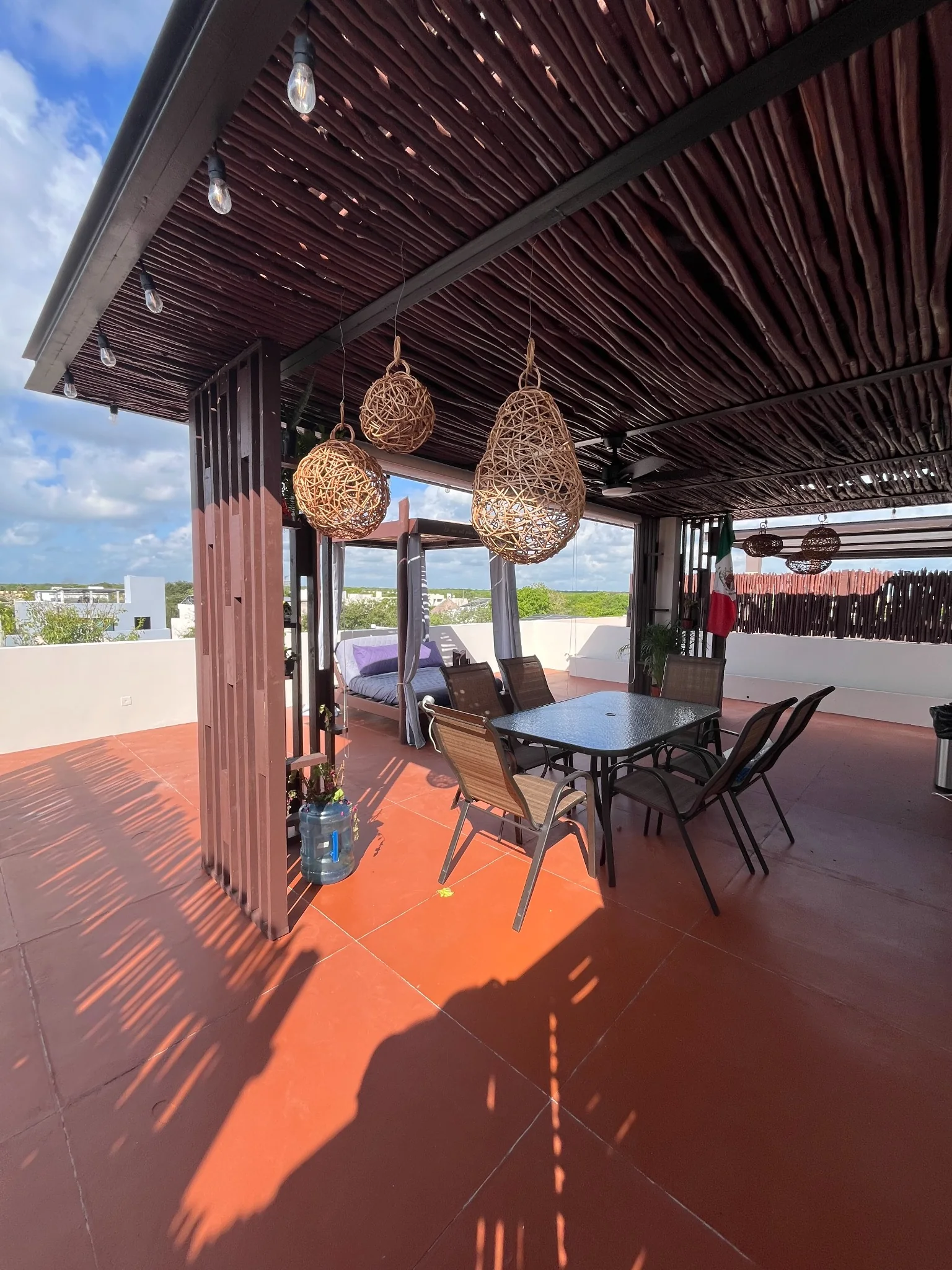 Comedor exterior cubierto en la terraza rooftop privada