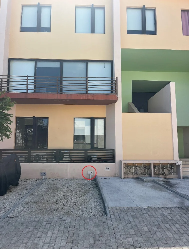 Fachada del departamento C5 con dos espacios privados de estacionamiento